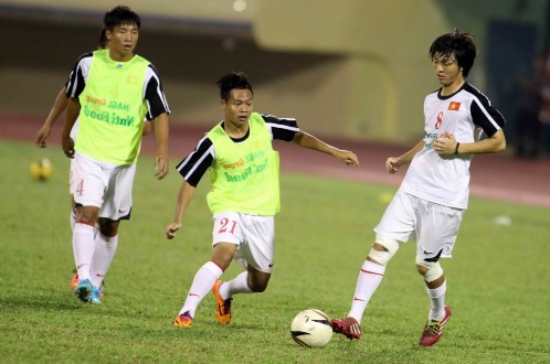 Các cầu thủ U19 Việt Nam khởi động trước trận đấu (Ảnh: Tuổi Trẻ) 

